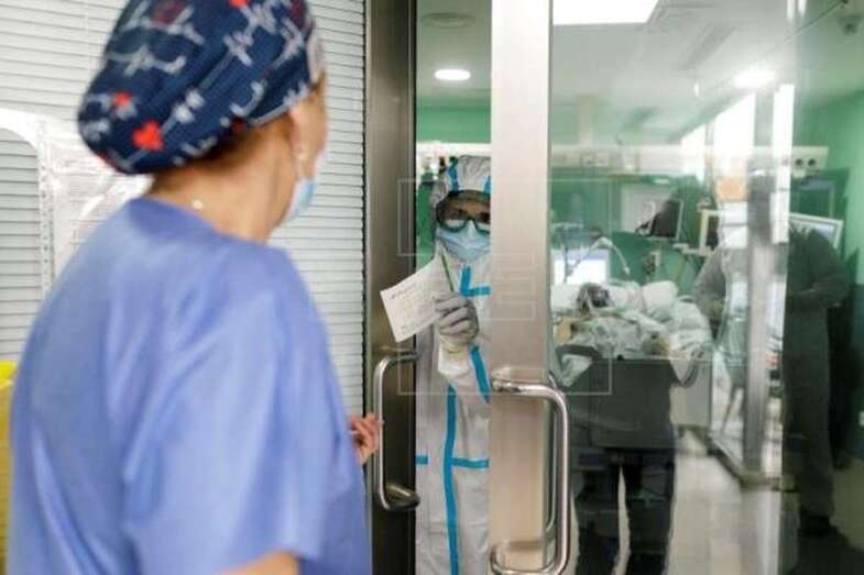 Foto de archivo de la unidad de vigilancia intensiva del Hospital Universitario de Canarias (HUC), atendiendo a pacientes con covid-19 / EFE Ramón de la Rocha